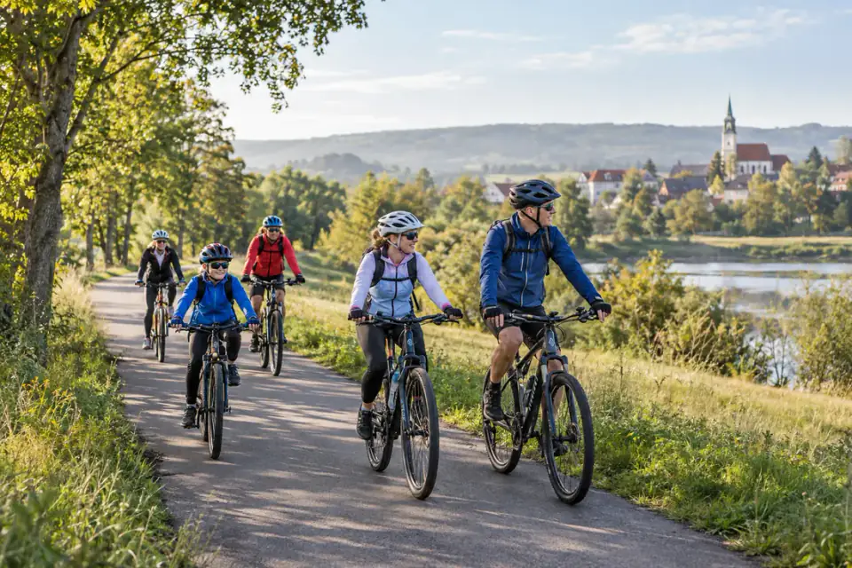 Rowerzyści na trasie rekreacyjnej — zdjęcie ilustracyjne