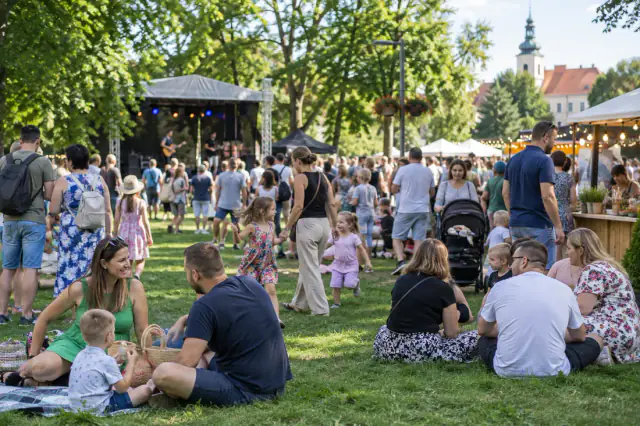 Mieszkańcy podczas plenerowego wydarzenia — zdjęcie ilustracyjne